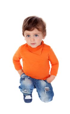 küçük boy portakal jersey ve beyaz arka plan üzerinde izole kot gülümseyerek çok güzel