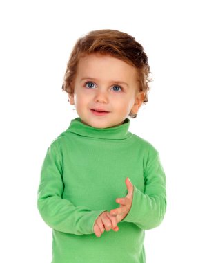 Beyaz arka plan üzerinde izole yeşil giysili tatlı gülümseyen küçük çocuk