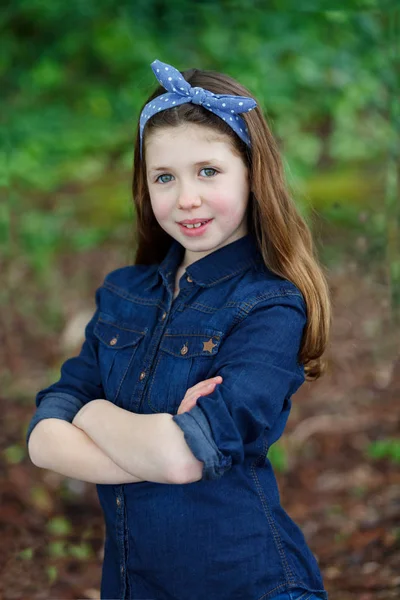 Sorrindo Bonito Menina Com Braços Cruzados Parque Verão — Fotografia de Stock