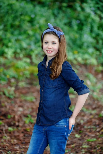 Sourire Fille Mignonne Dans Parc Été — Photo