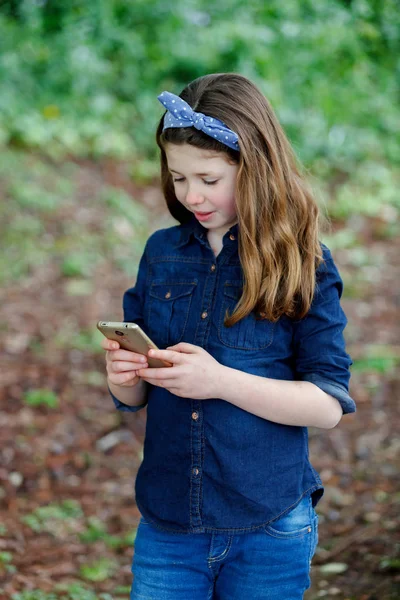 Sorrindo Menina Bonito Usando Telefone Celular Parque Verão — Fotografia de Stock