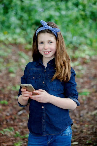 Glimlachend Schattig Meisje Gebruik Mobiele Telefoon Zomer Park — Stockfoto