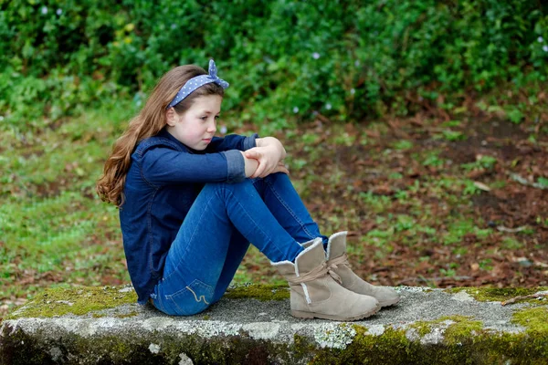 Triest Schattig Meisje Poseren Zomer Park — Stockfoto