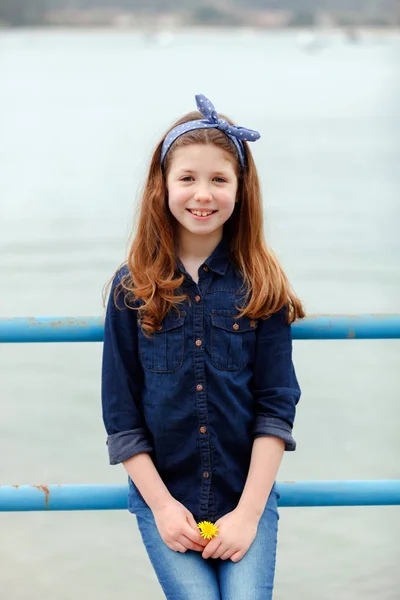 Adorável Bonito Menina Posando Perto Rio — Fotografia de Stock