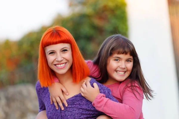 Šťastné Krásné Červené Vlasy Maminka Její Rozkošná Dcera Baví Parku — Stock fotografie