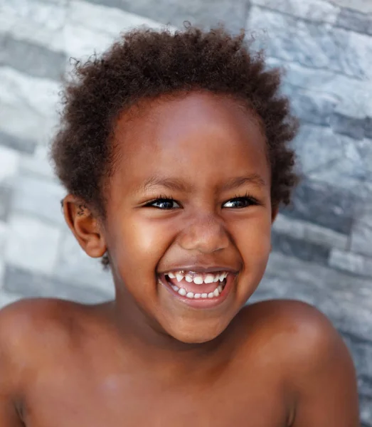 面白いと幸せアフリカ小さな男の子 クローズ アップ — ストック写真