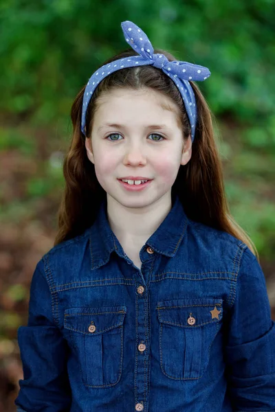 Sorrindo Bonito Menina Posando Parque Verão — Fotografia de Stock