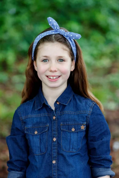 Sorrindo Bonito Menina Posando Parque Verão — Fotografia de Stock