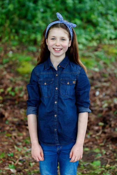 yaz parkta poz gülümseyen sevimli kız 