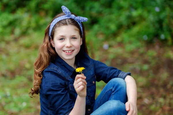 Sorridente Ragazza Carina Con Fiore Giallo Nel Parco Estivo — Foto Stock