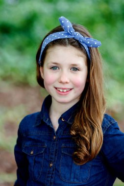 yaz parkta poz gülümseyen sevimli kız 