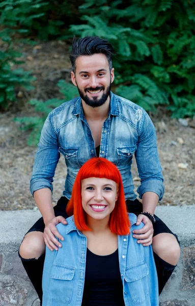 yaz parkta sarılma genç mutlu çift