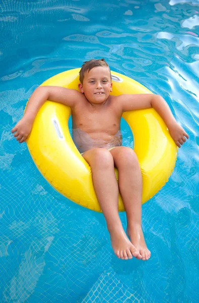 Menino Pequeno Feliz Que Flutua Anel Inflável Amarelo Piscina — Fotografia de Stock