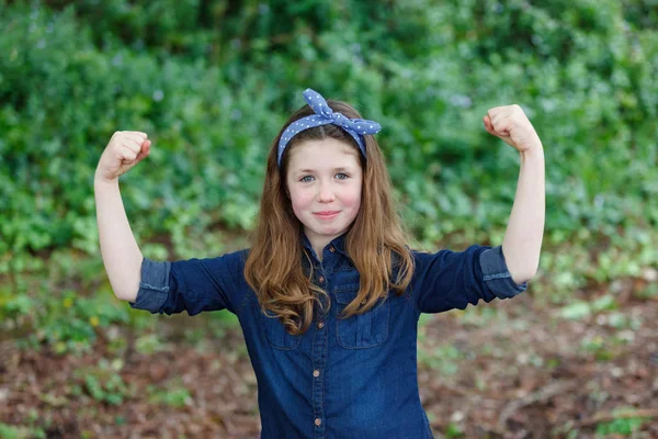 Erős Aranyos Lány Mutatja Izmok Pózol Nyári Park Stock Kép