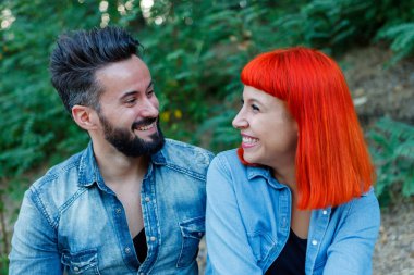 yaz parkta sarılma genç mutlu çift