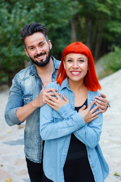 yaz parkta sarılma genç mutlu çift