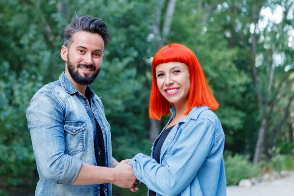 Jeune Couple Heureux Tenant Main Dans Parc Été — Photo