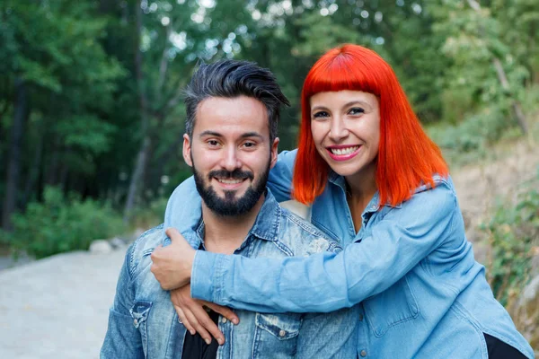 yaz parkta sarılma genç mutlu çift