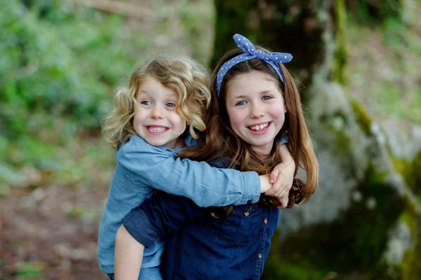 微笑的小男孩和女孩在牛仔服装在夏天公园乐趣 — 图库照片