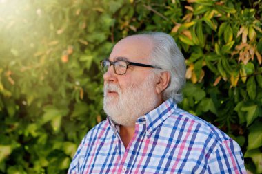 Komuta sizde sokakta beyaz sakallı portresi