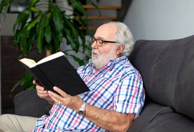 Komuta sizde evde kanepede oturup kitap okuma