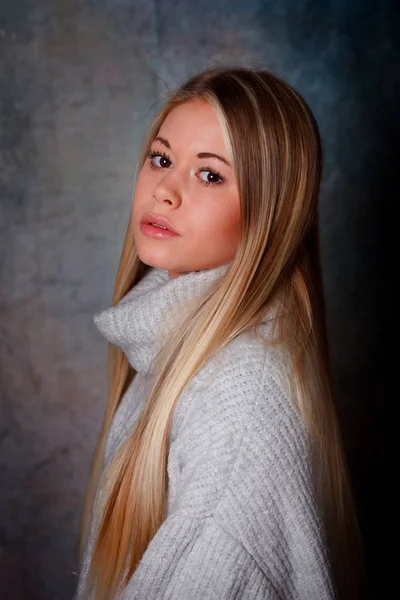 Porträt Einer Hübschen Jungen Frau Mit Langen Haaren Pullover — Stockfoto