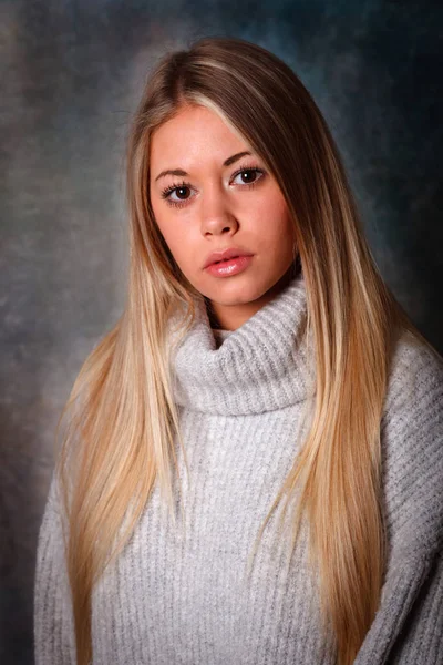 Retrato Una Mujer Joven Bonita Con Pelo Largo Usando Suéter — Foto de Stock