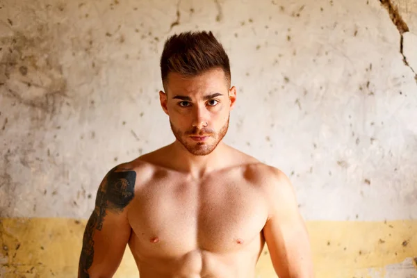 Atraktivní Shirtless Mladý Muž Ukazuje Své Svaly Pózuje Starém Domě — Stock fotografie