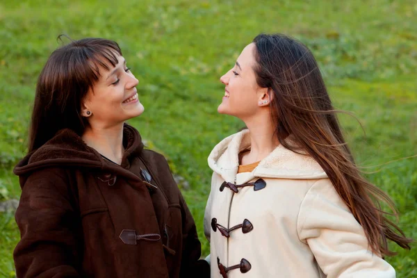 Retrato Aire Libre Dos Hermanas Felices Relajadas Parque — Foto de Stock