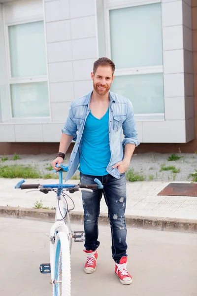 Casual Guy Next Vintage Bicycle City — Stock Photo, Image