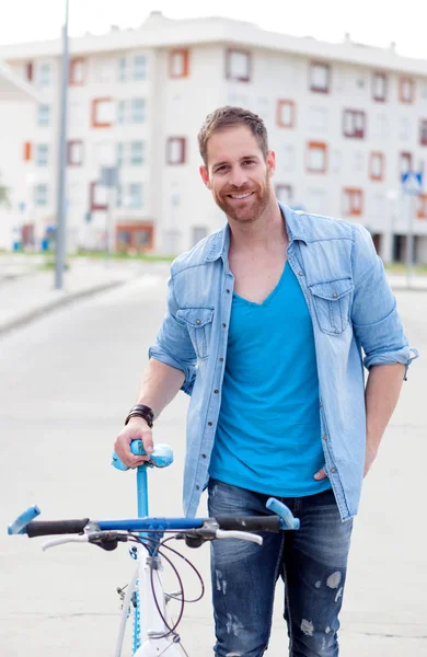 Casual Guy Next Vintage Bicycle City — Stock Photo, Image