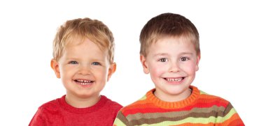 Beyaz arka planda izole edilmiş iki sarışın çocuk.