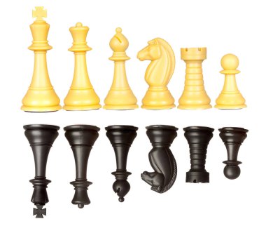 siyah ve sarı satranç taşları beyaz arka plan üzerinde izole kümesi