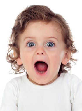 Beyaz bir arka plan üzerinde izole mavi gözlü sürpriz bebek