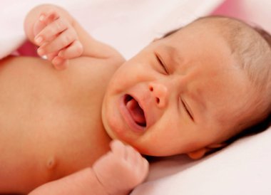 Güzel ağlayan pembe bir battaniye sarılmış