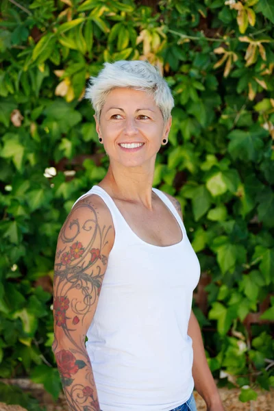 Blonde Vrouw Met Gebloemde Tatoeages Haar Arm — Stockfoto