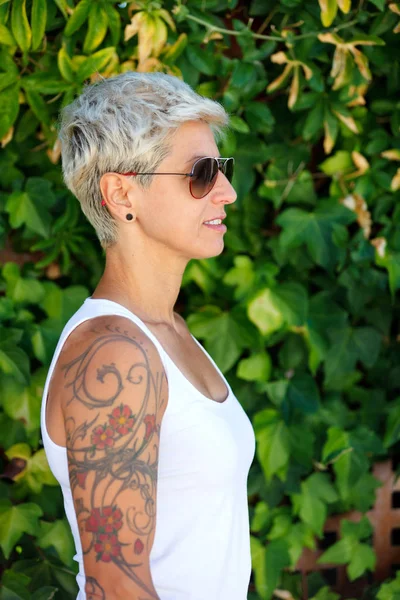 Donna Bionda Con Tatuaggi Fioriti Sul Braccio — Foto Stock