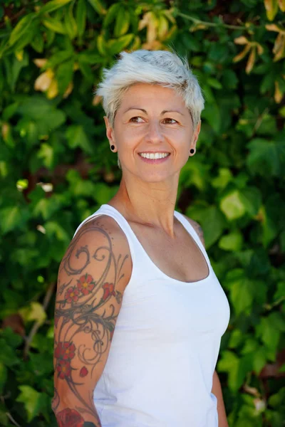 Ξανθιά Γυναίκα Ανθισμένο Τατουάζ Στο Μπράτσο Της — Φωτογραφία Αρχείου