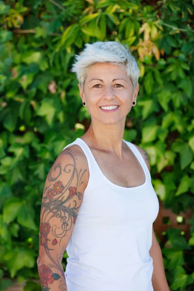 Ξανθιά Γυναίκα Ανθισμένο Τατουάζ Στο Μπράτσο Της — Φωτογραφία Αρχείου