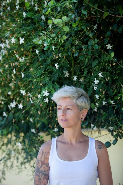 Blonde Woman Flowered Tattoos Her Arm — Stock Photo, Image