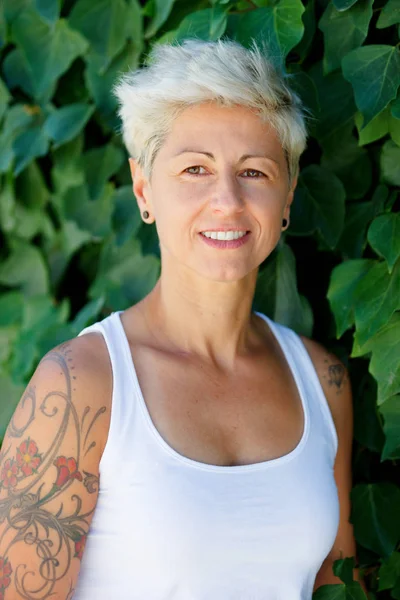 Blond Kvinna Med Blommiga Tatueringar Armen — Stockfoto
