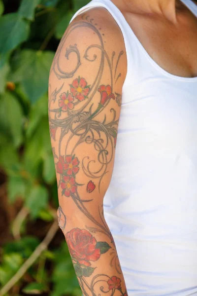 Woman Flowered Tattoos Her Arm — 스톡 사진