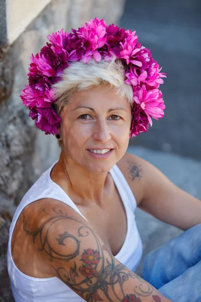 Mulher Loira Com Uma Coroa Rosa Flores Cabeça Tatuagens Braço — Fotografia de Stock