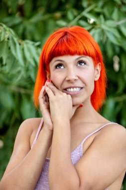 Kızıl saçlı enjoing ormandaki dalgın kadınla