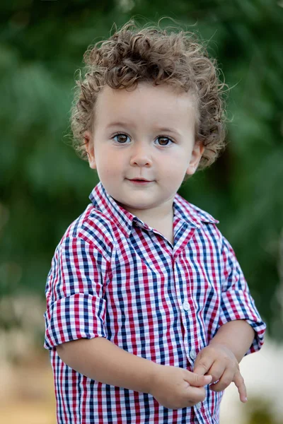 Bellissimo Bambino Con Camicia Quadri Giardino — Foto Stock