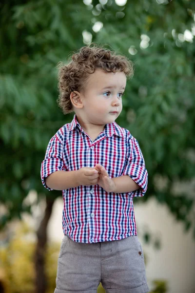 Bebê Bonito Com Camisa Xadrez Jardim — Fotografia de Stock