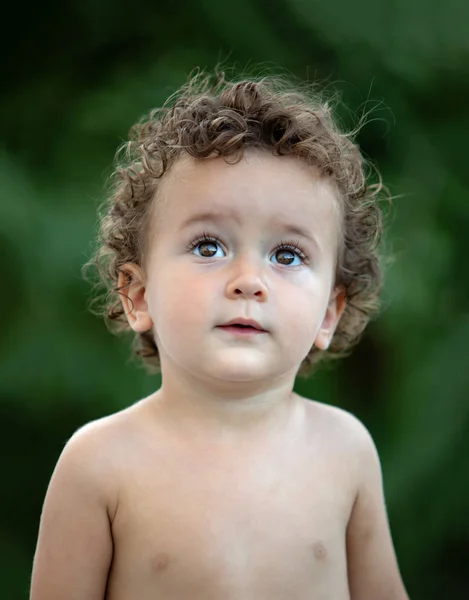 Vacker Baby Med Lockigt Hår Trädgården Utan Shirt — Stockfoto