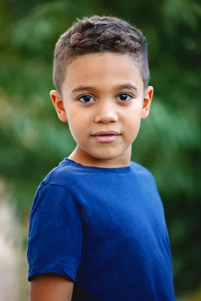 Mooie Latijns Kind Met Een Groene Natuurlijke Achtergrond — Stockfoto