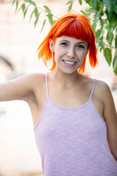 ピンクの シャツとオレンジ色の髪を持つ面白い若い女性 — ストック写真
