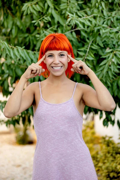 Zamyšlená Žena Rudými Vlasy Poutají Lese — Stock fotografie
